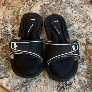 Nike slides size 6